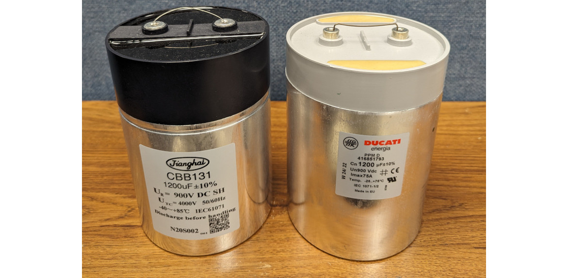 Capacitors for inverters